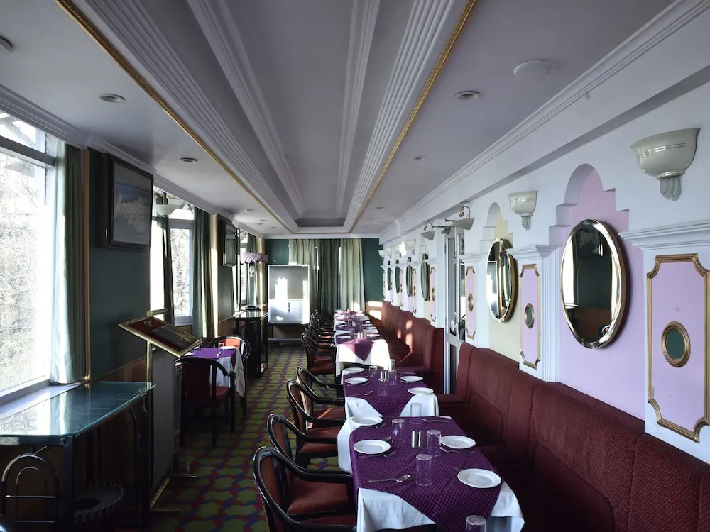 Itsy Hotels Crystal Palace Shimla With Valley View