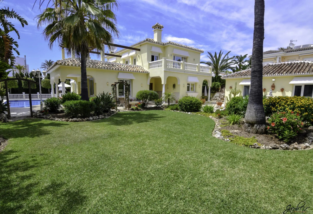 20001 - Exquisite Villa 50M To Beach