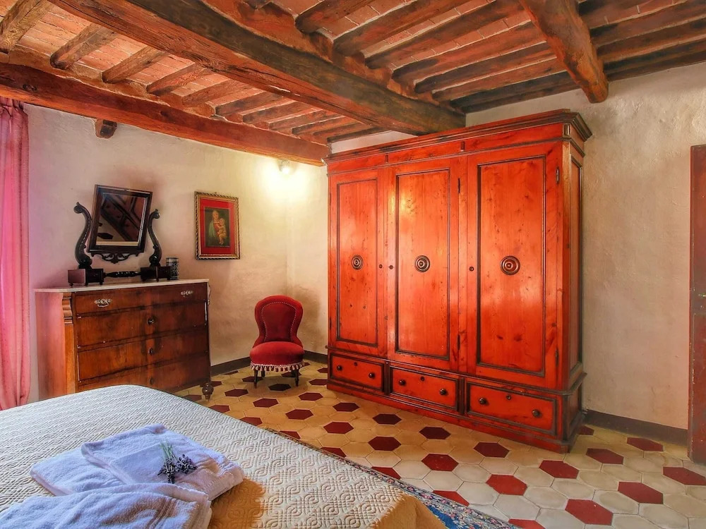 Cozy Farmhouse with Swimming Pool in Le Tolfe near Florence