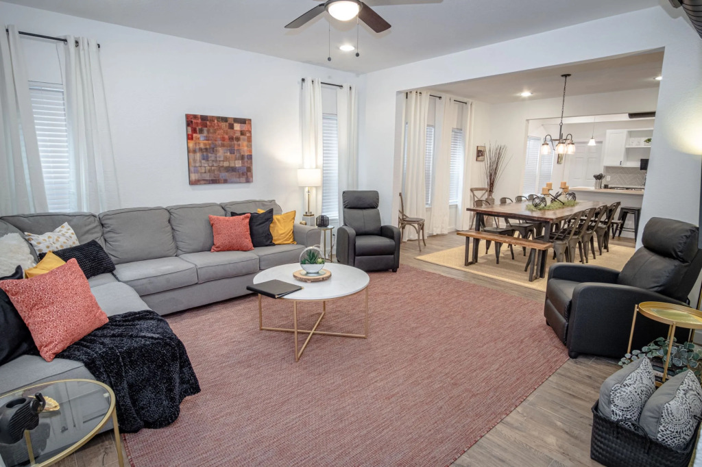 5BR/4BA House Sleeps 20 Downtown