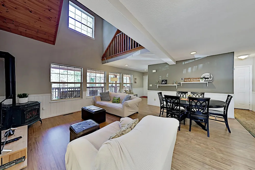 Tranquil Big Deck, Pool Table, Near Trails 3 Bedroom Home