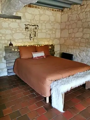 Au Pied Du Tilleul