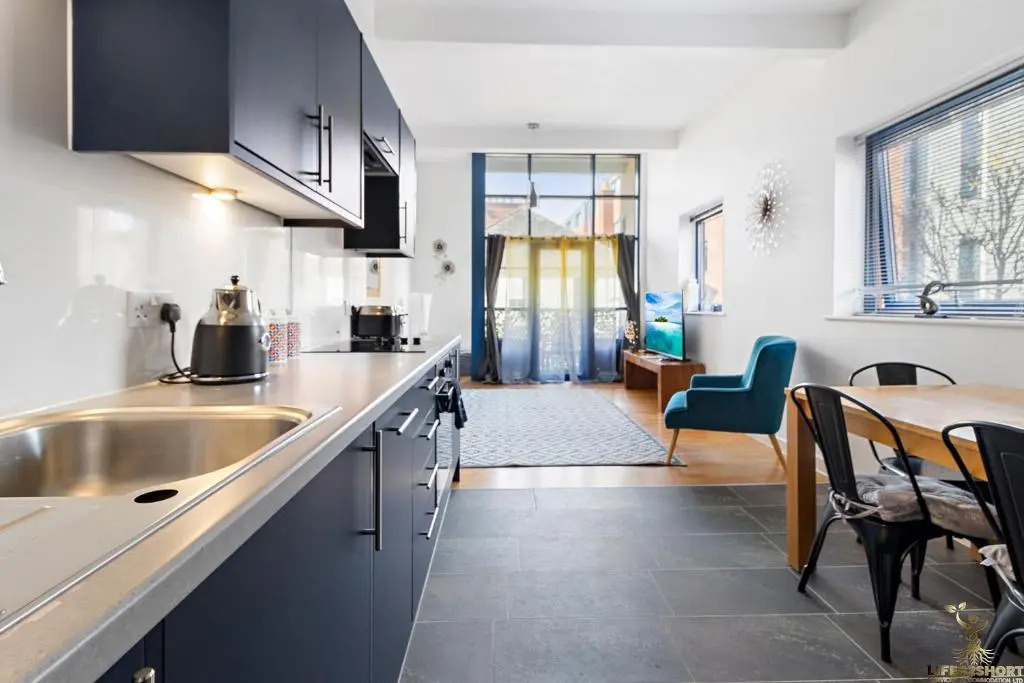 Smythen St, 2 bed apartment with balcony
