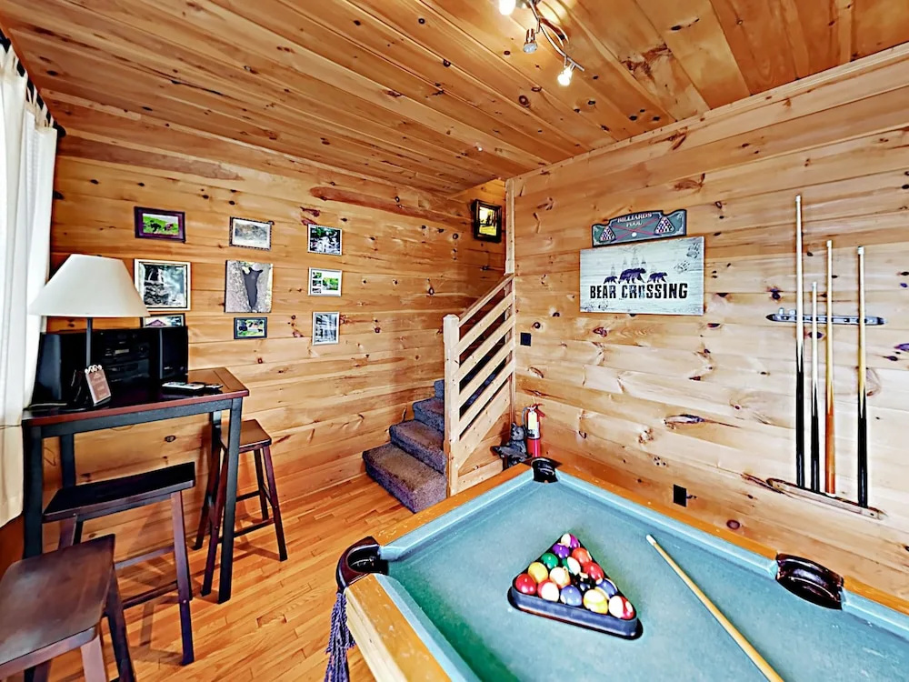 Chalet W/ Epic Mountain Views & Hot Tub 3 Bedroom Cabin