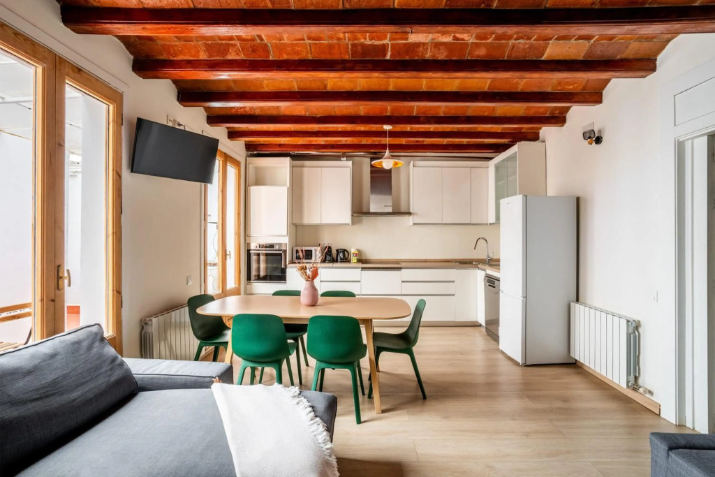 Huge and modern 4 bedroom apartment next to Paseo de Gracia