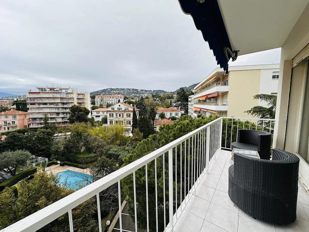 Two Bed Apt in the Center of Cannes - 2229