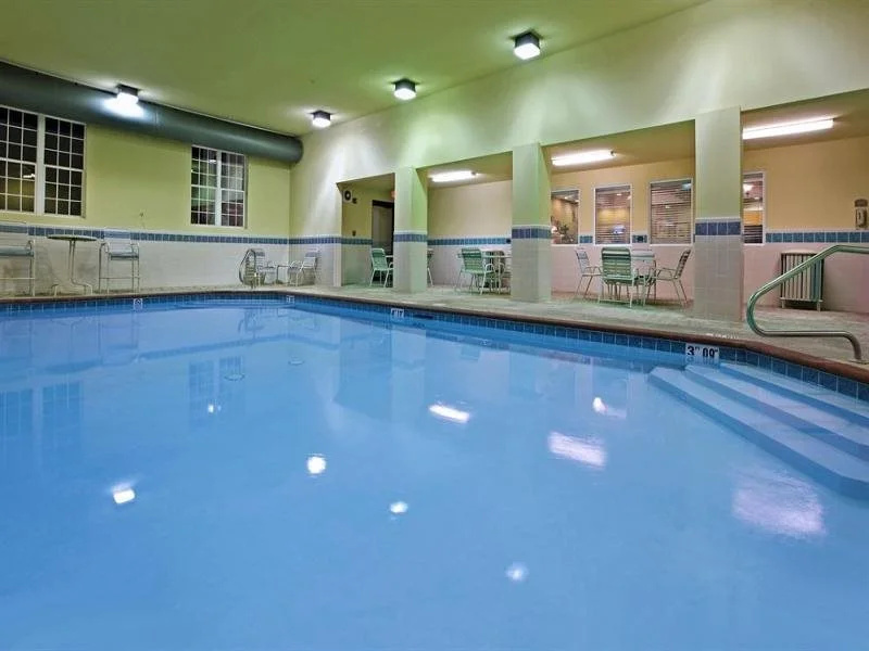 Holiday Inn Express Hotel & Suites MAGNOLIA-LAKE COLUMBIA