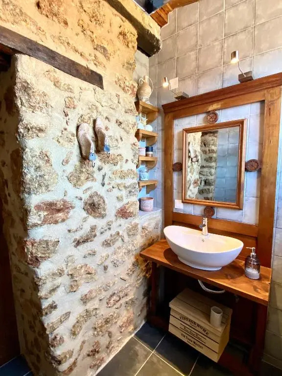 Traditional Stone House in Chandrinos
