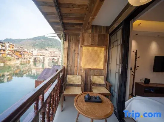 Qingshanjian Riverside Stilt House Inn (Phoenix Ancient Town - Hongqiao North Gate Pier Branch