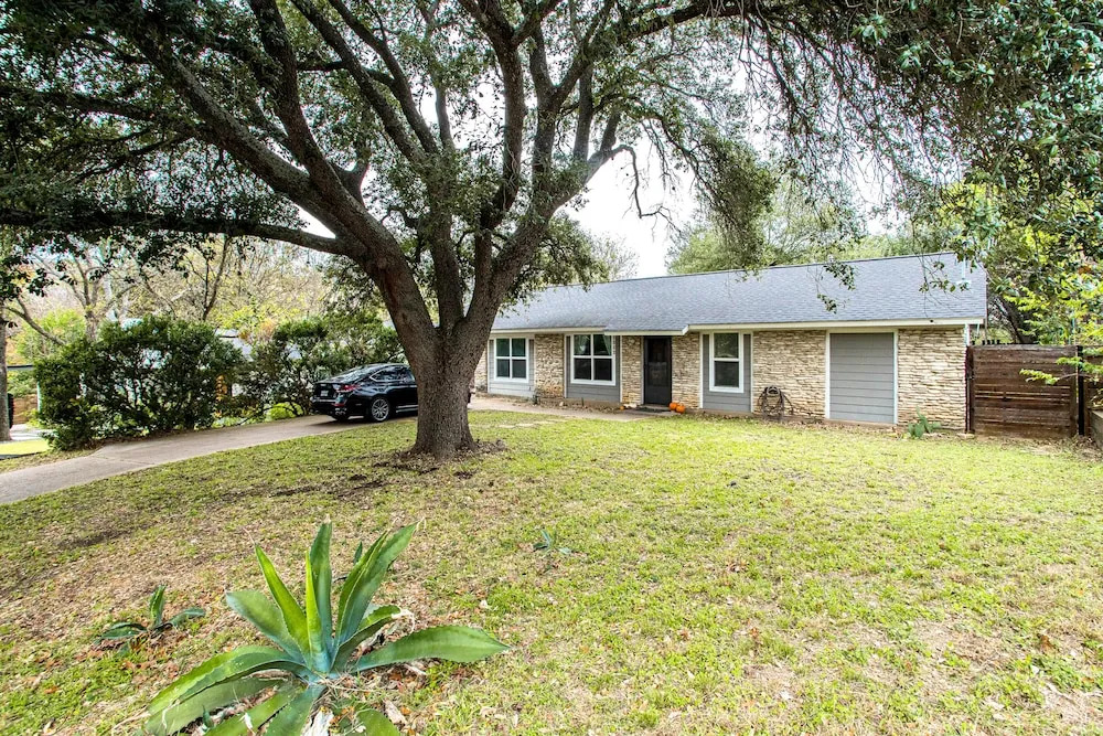 Screened-in Porch Walkable to Soco