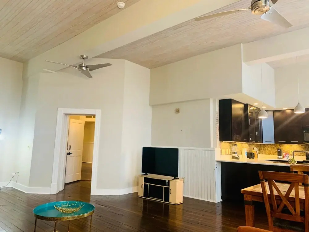 Elm St. Retro Retreat - Downtown Condo