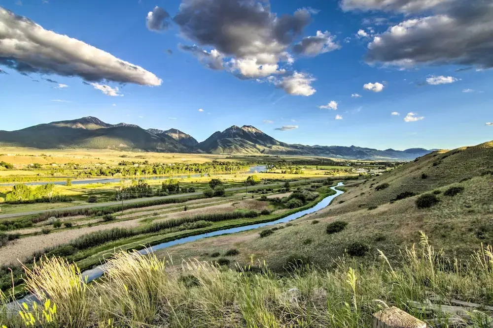 Montana's Emigrant Peaks Getaway: Apt w/ Amenities