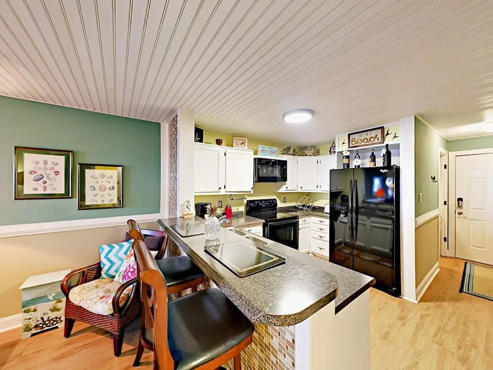 Oceanfront 2br W/ Private Balcony 2 Bedroom Condo