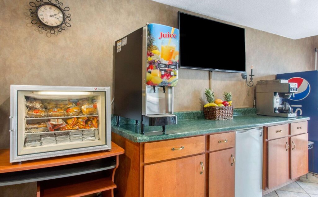 Rodeway Inn & Suites near Outlet Mall - Asheville