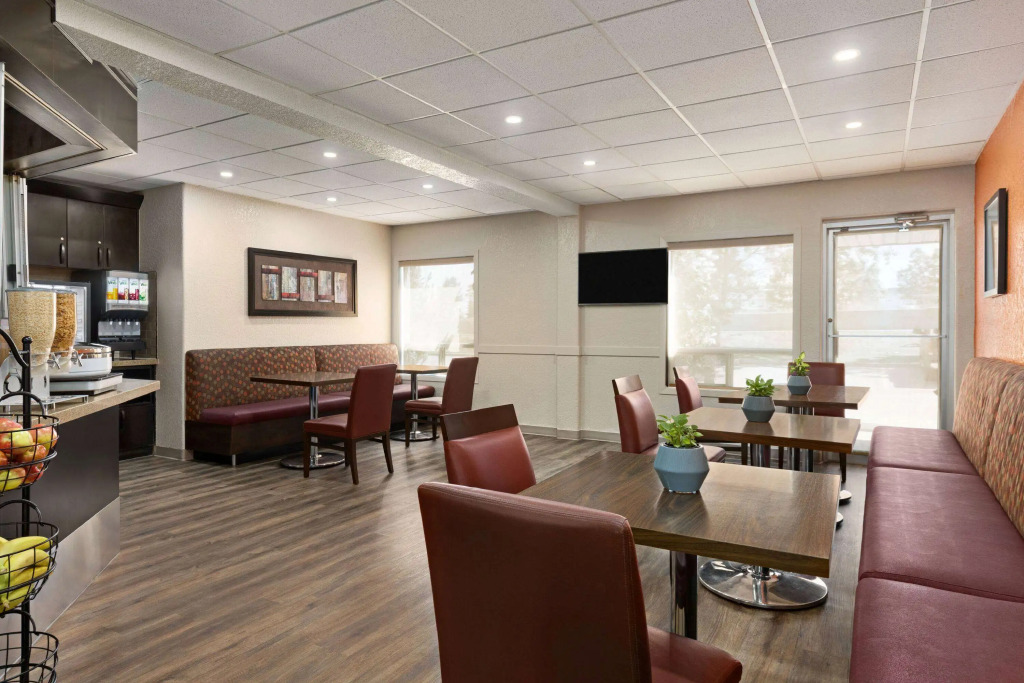 Super 8 by Wyndham Calgary Shawnessy Area