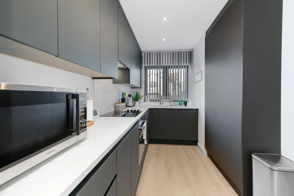 Modern 4 Bedroom House 03 With Parking in Farnham