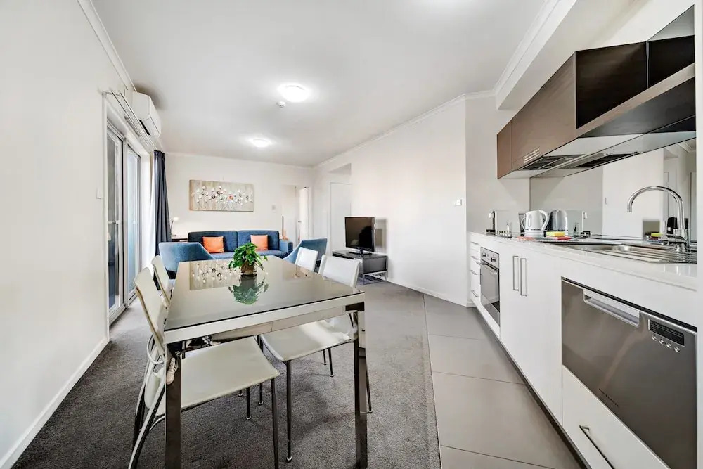 Comfy Lakeside 1-bed With Secure Parking