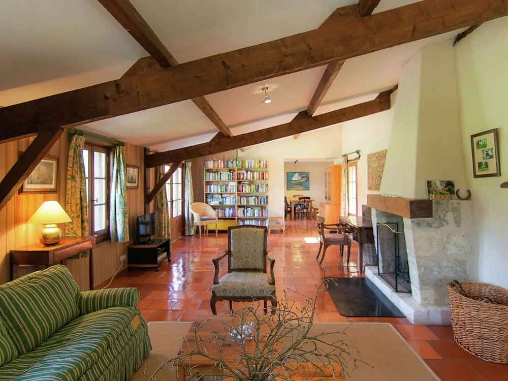 Exquisite Holiday Home in Issac With Swimming Pool