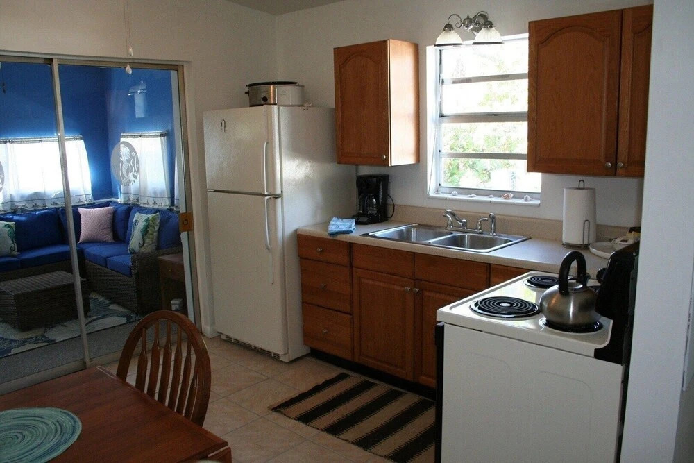 Hibiscus Hacienda - 2 BR Cozy Beach House - Short Walk to the Beach