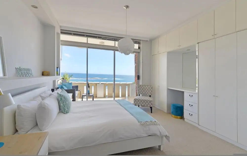 Top-floor 2-bed Beachfront Sunny Camps Bay Views