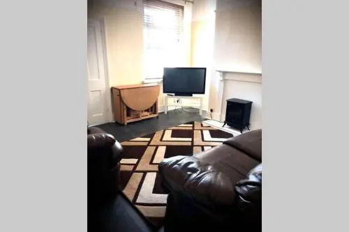 The Manchester Pad - 3BR Entire house with parking