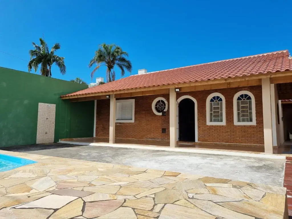 Aconchegante casa com piscina a 100m da praia