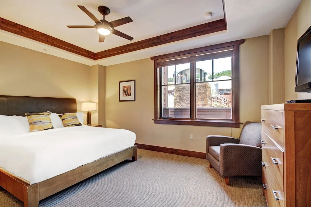 Luxury 2 Bedroom  At Base Of Peak 8! Condo by RedAwning