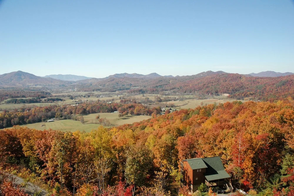 MOUNTAINTOP EXPERIENCE - 4 Br Cabin