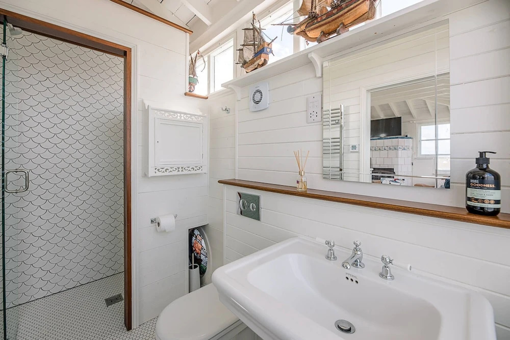 The Boathouse in Felixstowe Ferry - Stunning Waterfront Property