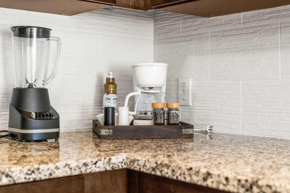 Virelli Apartments Upscale King Suite in the Heart of Orlando w Pool
