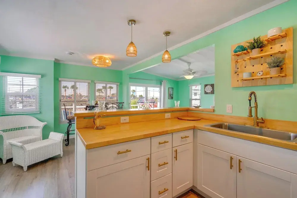 3 Mi to Gulf! Fort Myers Beach Gem w/ Pool Access
