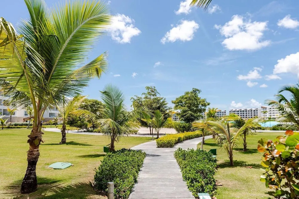 Tropical Escape! Breezy Lagoon + Pool Views