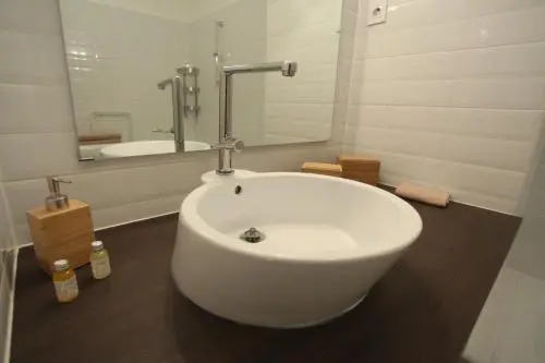 d.Five Riverside Suite
