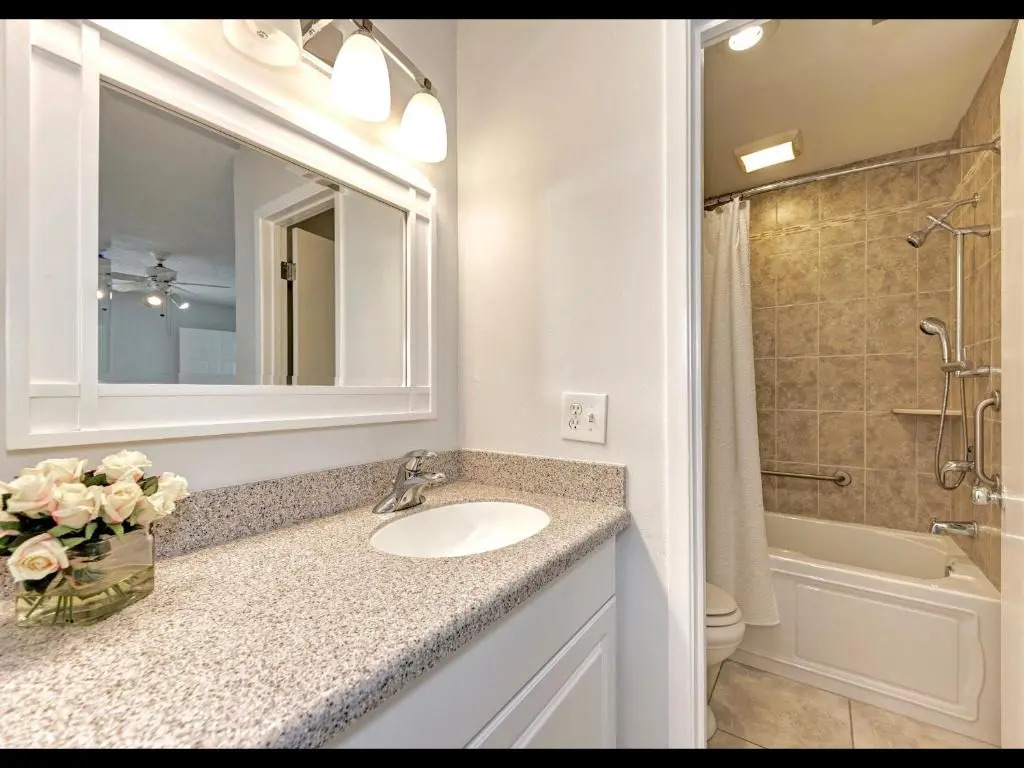 Luxury Waterfront Views/Pool/1400sf/2 min to Beach