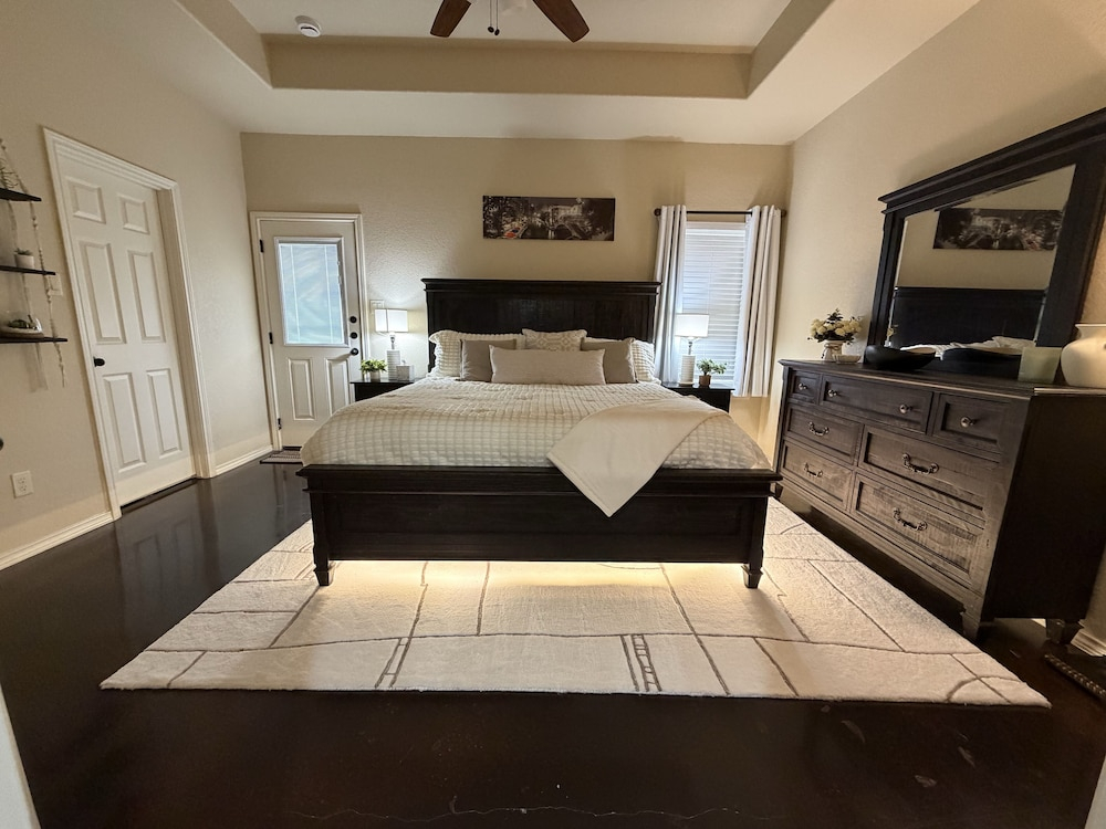 Pet-Friendly 3BR Fire Pit & Games Near Sea World