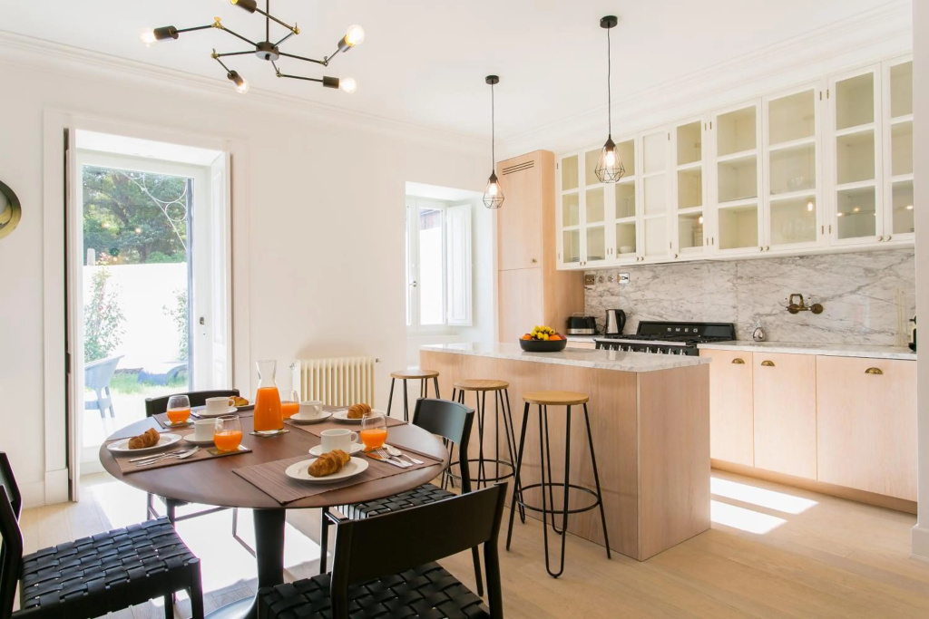 JOIVY Stunning 2BR Apt w/garden, by the Avenida subway & Botanical Garden of Lisbon