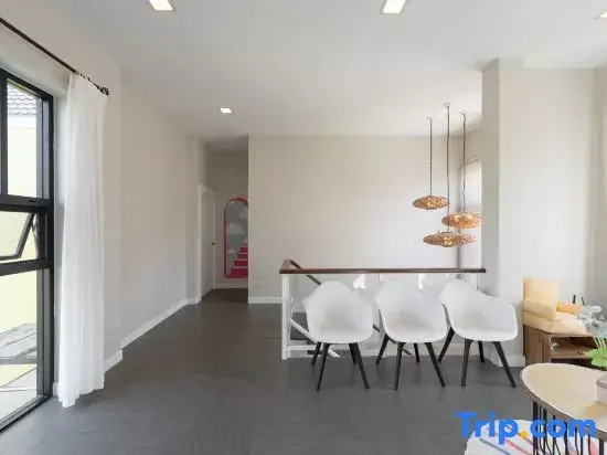 Private 6 Bedroom - Mellow Yellow Villa