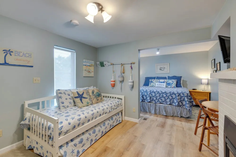 House w/ Hot Tub & Deck - Walk to Seaside Beach!