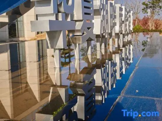 Huaxia Lakeside Resort Hotel