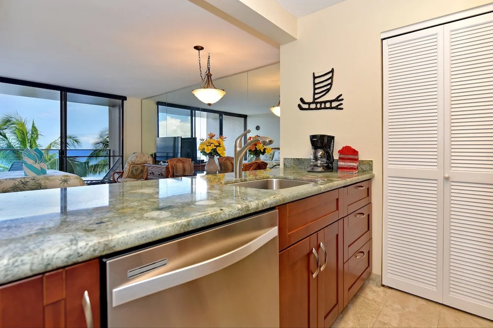 Mahana 713 by RedAwning