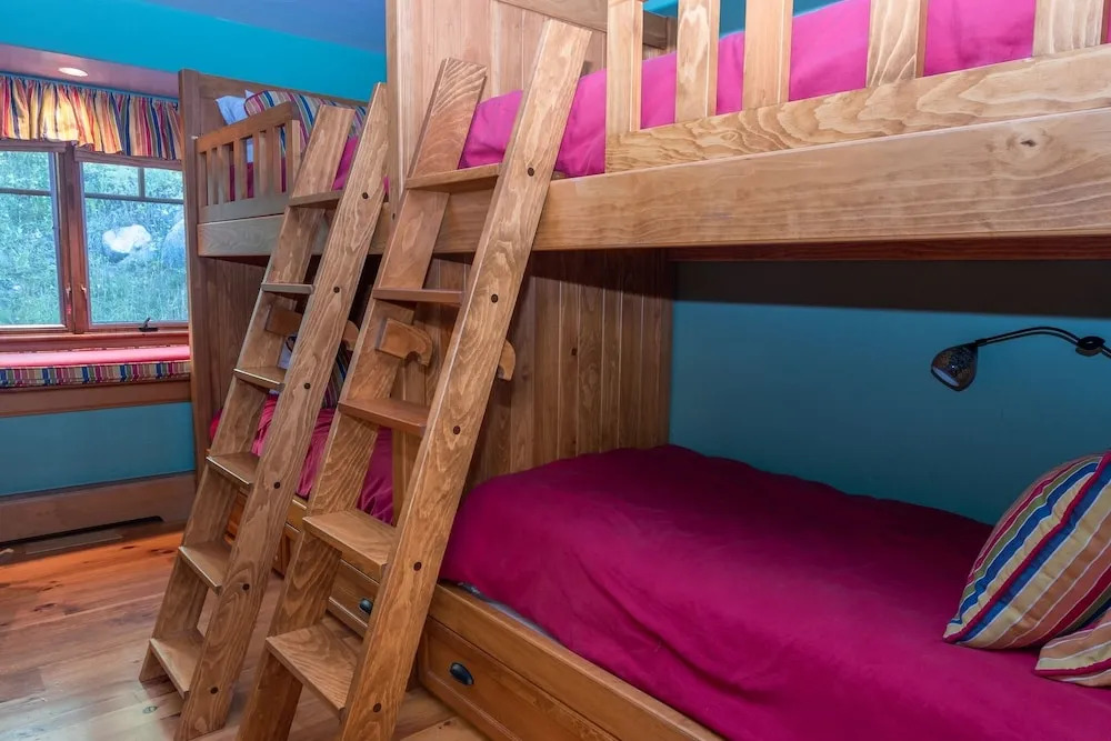 Modern Meets Mountains In This Airy 3 Bedroom Villa Villa