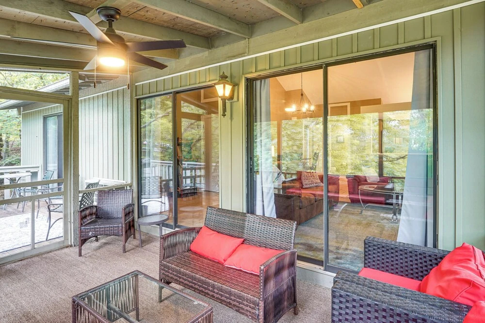 2 Decks & Pool Access: Osage Beach Retreat