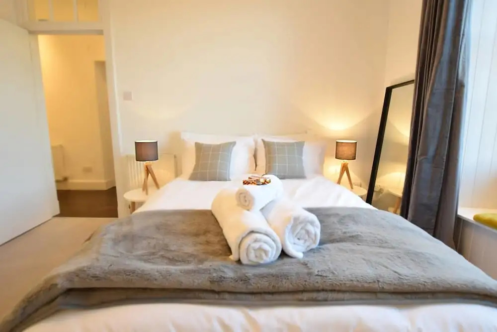 JOIVY City Centre Chic for two Next to Calton Hill