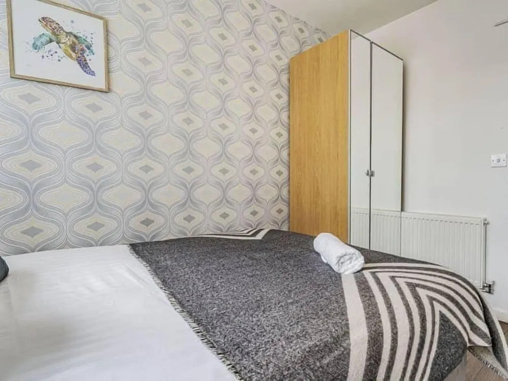 Numero Uno Detached Aparthouse 7 BR Hot Tub Wifi Parking Contractors and Group Friendly