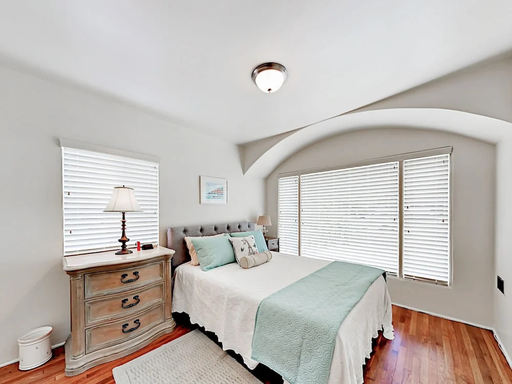 Little Italy Bungalow 3 Bedrooms 1.5 Bathroom Home