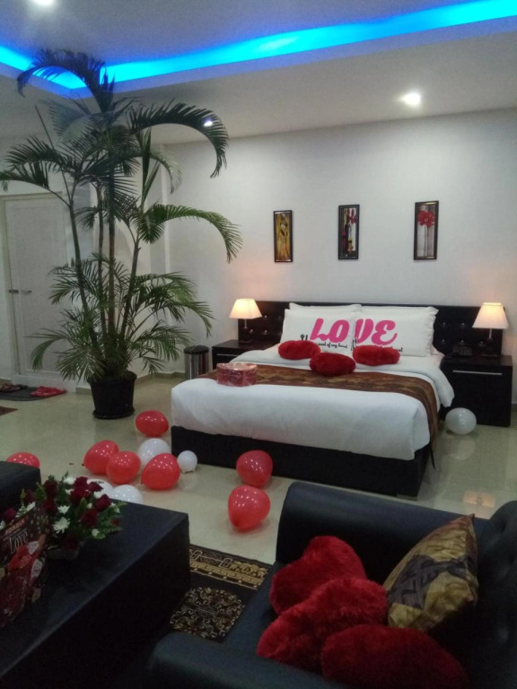 J. I. T HOTEL