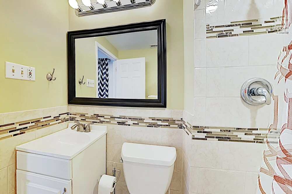 New Listing! Chic Nautical Getaway 300 To Beach 3 Bedroom Condo