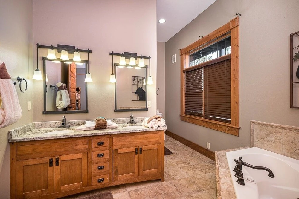 Grand Mountain Getaway 8 Bedroom Home by Redawning
