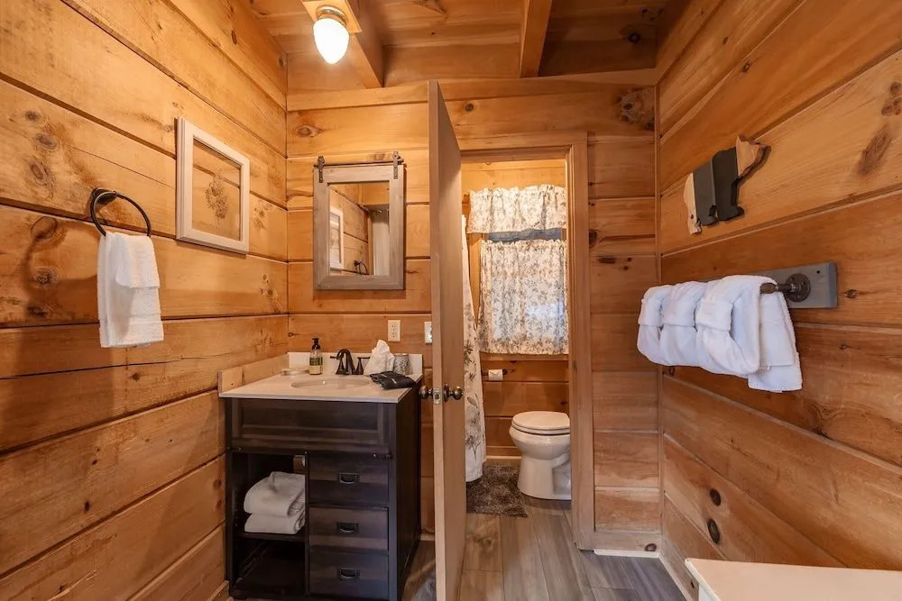 Pappy's Peak 2 Bedroom Cabin by RedAwning