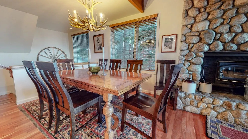 Bridges Townhome 9 Deluxe, Mountain View Townhome with Private Decks and Washer Dryer, Walk to Slopes by RedAwning
